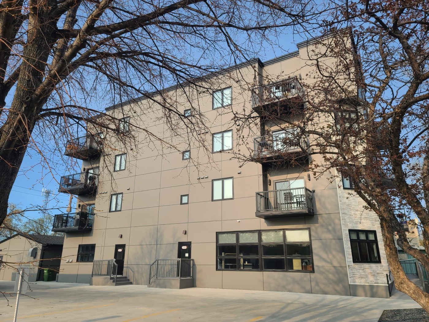 379 Four Seasons project: contemporary apartment exterior